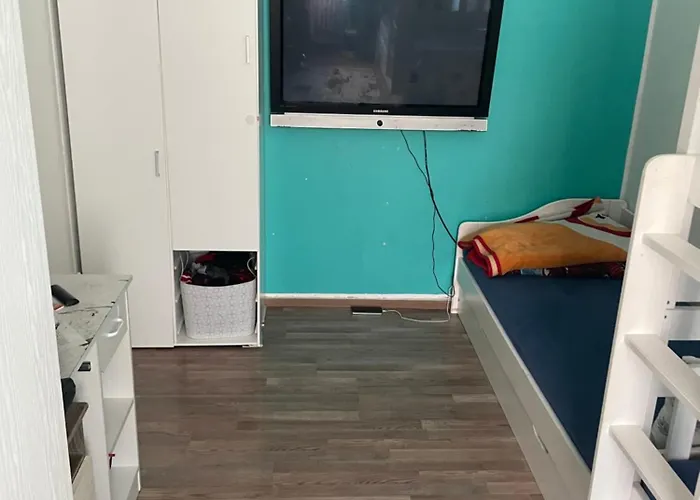 Dikmen Family In شقة برلين